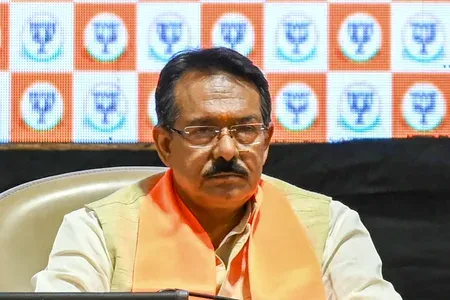 दिल्ली BJP अध्यक्ष हर्ष मल्होत्रा का वार: केजरीवाल और राहुल में 'नंबर-1 अराजकतावादी' बनने की होड़