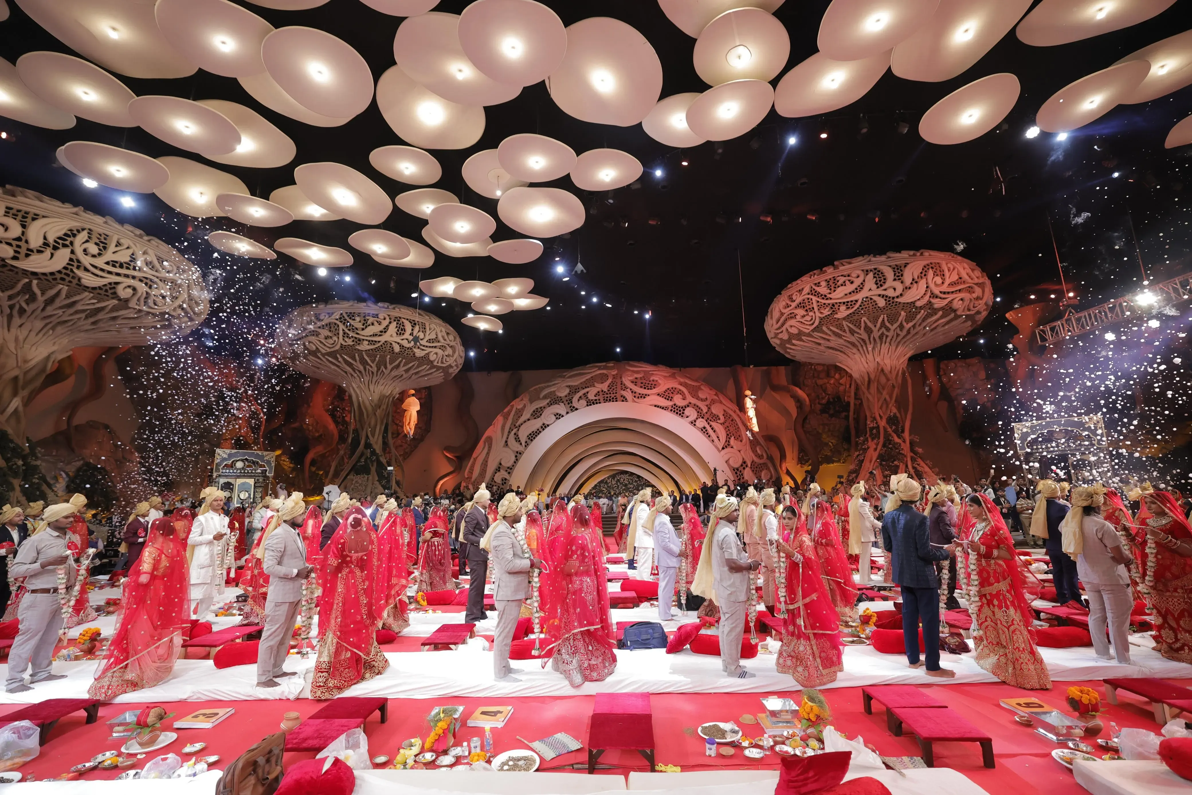 दिल्ली की मुख्यमंत्री रेखा गुप्ता ने 51 जोड़ों को सामूहिक विवाह समारोह में आशीर्वाद दिया