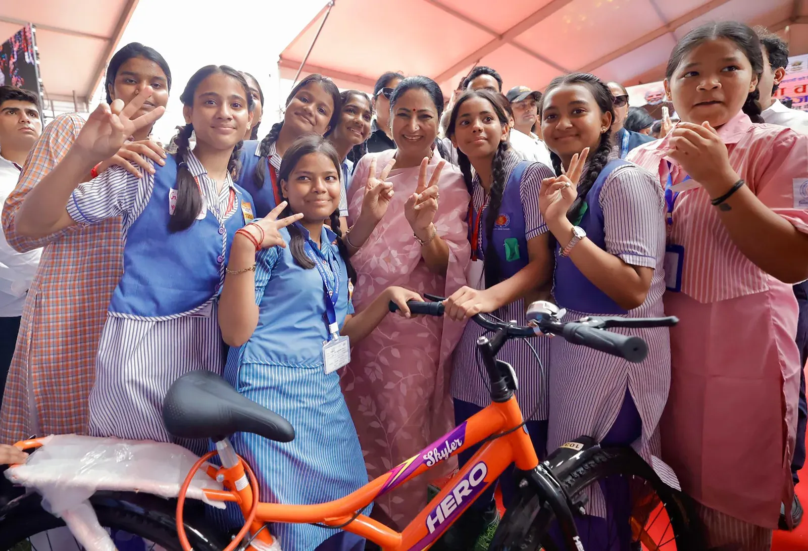 दिल्ली CM रेखा गुप्ता ने 'विद्या वाहिनी' योजना लॉन्च की, 3,000 से अधिक छात्राओं को साइकिलें वितरित