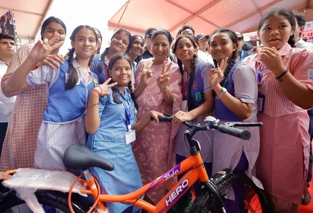 दिल्ली की मुख्यमंत्री रेखा गुप्ता ने 3,000 से ज्यादा छात्राओं को साइकिलें बांटीं