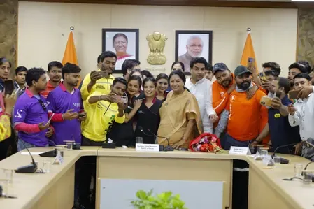 दिल्ली की मुख्यमंत्री ने बजट से पहले कामगारों और किसानों से बातचीत की