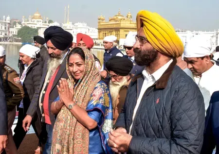 दिल्ली की सीएम रेखा गुप्ता ने मंत्रियों संग अमृतसर के स्वर्ण मंदिर में टेका मत्था