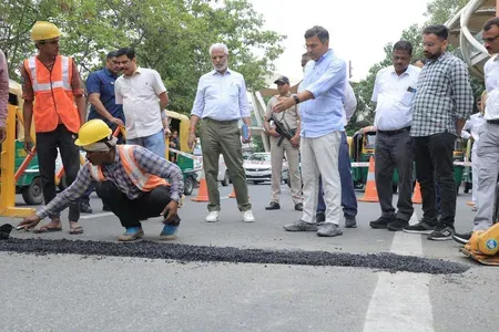 दिल्ली PWD मंत्री प्रवेश वर्मा ने एक दिन में 2,000 गड्ढे भरवाए, मानसून से पहले बड़ा अभियान