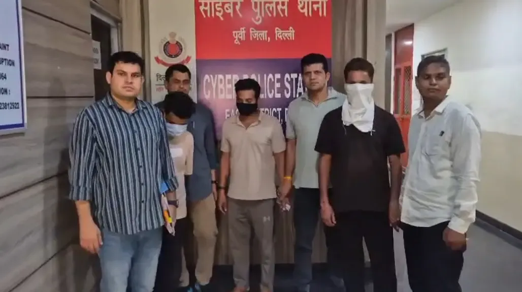 चलती कार में चला रहे थे साइबर ठगी का 'मोबाइल कॉल सेंटर', दिल्ली पुलिस ने 3 आरोपी दबोचे