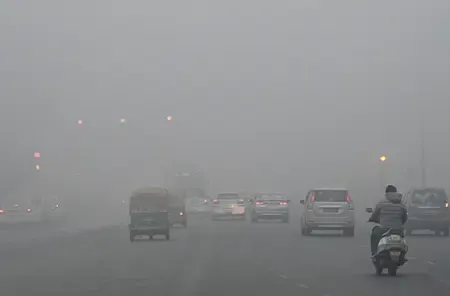 दिल्ली पर ठंड-कोहरे का डबल अटैक, एक्यूआई 'गंभीर' स्तर पर