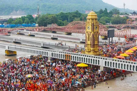 सावन के पवित्र महीने का स्वागत करने के लिए शिव मंदिरों में लगा भक्तों का तांता