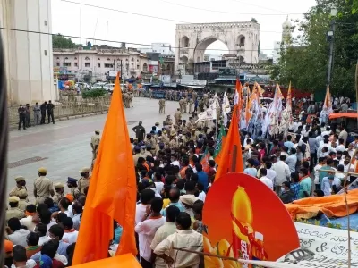 तेलंगाना : दीपावली पर चारमीनार मंदिर में उमड़ी श्रद्धालुओं की भीड़