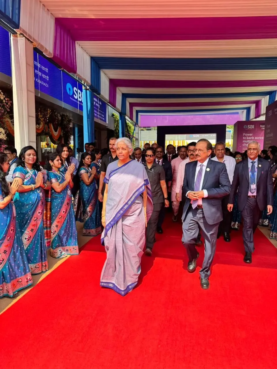 आईडीबीआई बैंक विनिवेश जारी रहेगा, सरकारी बैंकों के विलय पर कोई प्रस्ताव नहीं — निर्मला सीतारमण