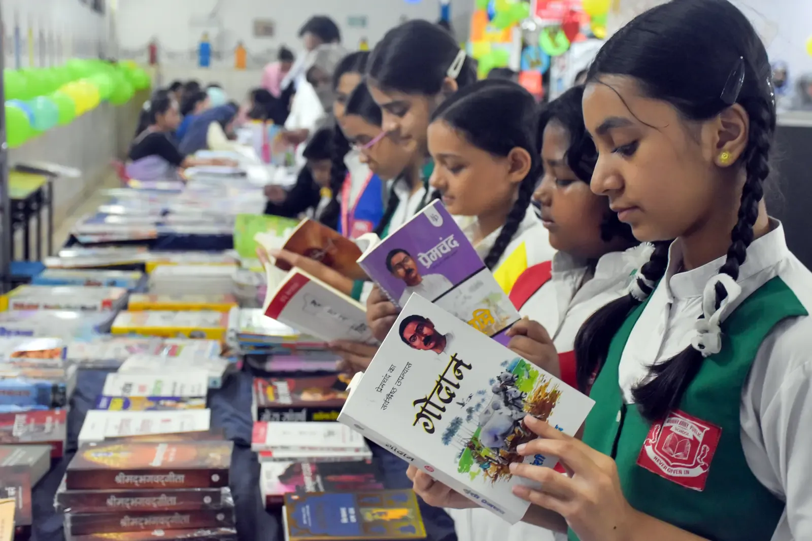 हिंदी दिवस 2026: 'उर्मिला-विषयक उदासीनता' की शिकार हिंदी — बाज़ार, राजनीति और हिंग्लिश ने कैसे बदला स्वरूप?