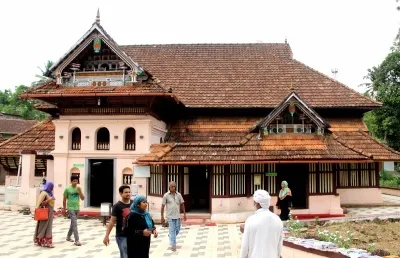 केरल में ईद पर चुनावी माहौल: उम्मीदवारों की भीड़ ईदगाहों पर