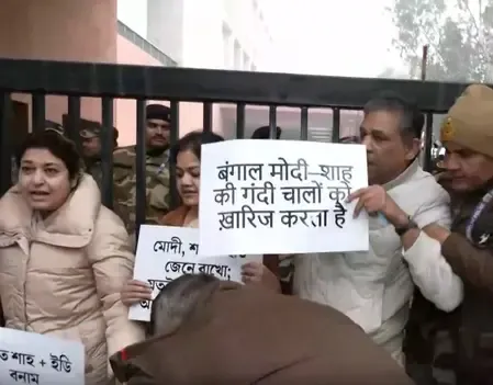 तृणमूल कांग्रेस के सांसदों ने दिल्ली में अमित शाह के कार्यालय के बाहर किया प्रदर्शन 