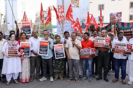 पिनाराई विजयन और वीणा के समर्थन में कोझिकोड रैली फीकी, सीपीआई(एम) के गढ़ में खाली रहीं कुर्सियाँ