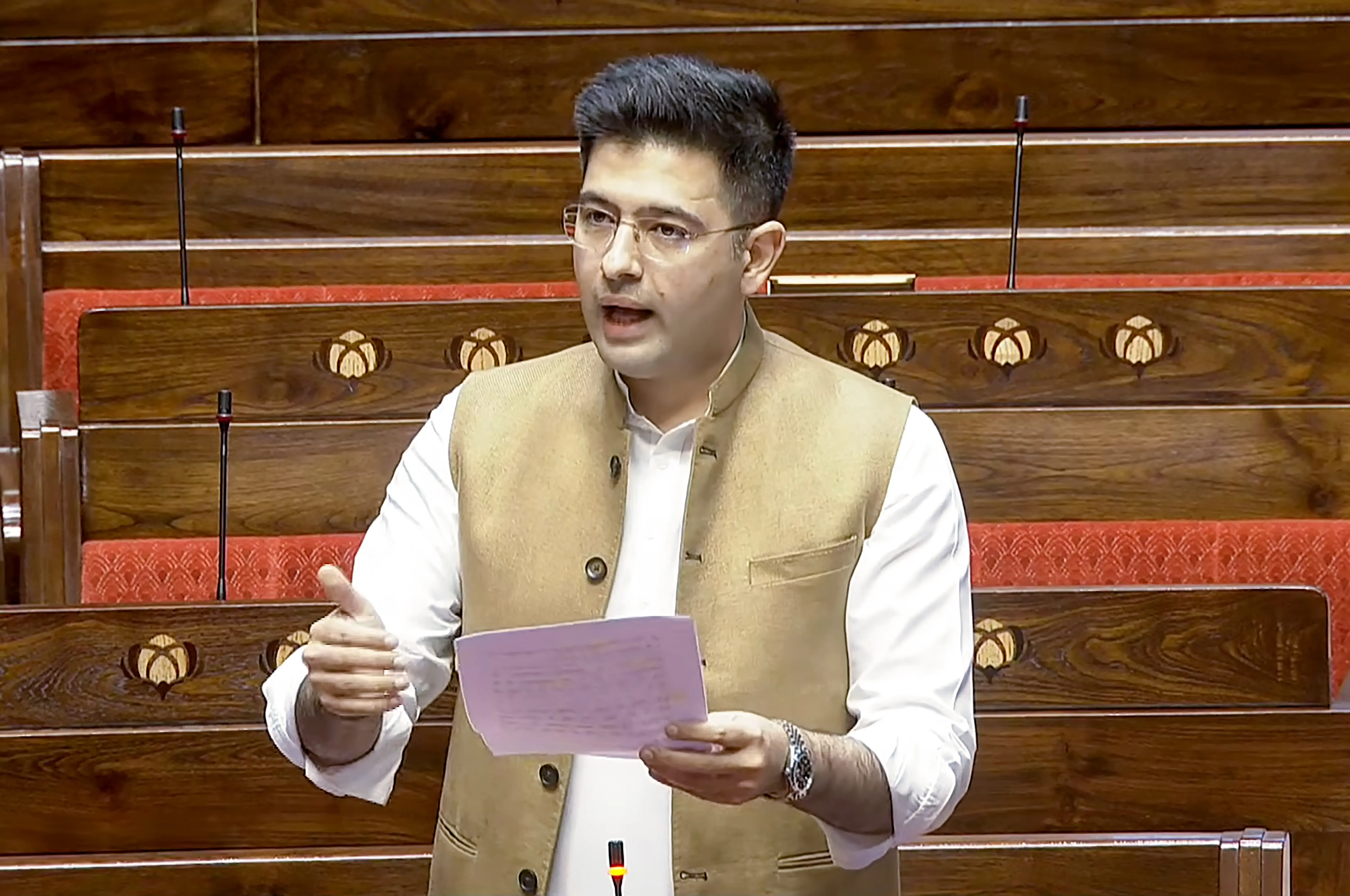 राघव चड्ढा का सरकार से मांग: सभी हवाई अड्डों पर बढ़ाएं 'उड़ान यात्री कैफे'