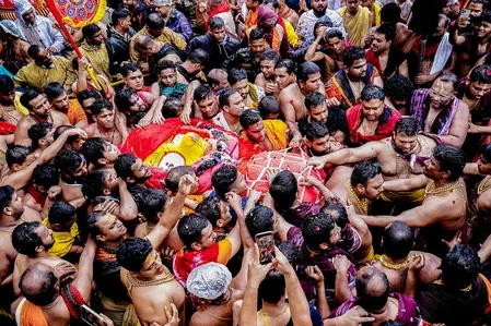 जगन्नाथ पुरी रथ यात्रा : बारिश भी लाखों श्रद्धालुओं के उत्साह को कम नहीं कर सकी 