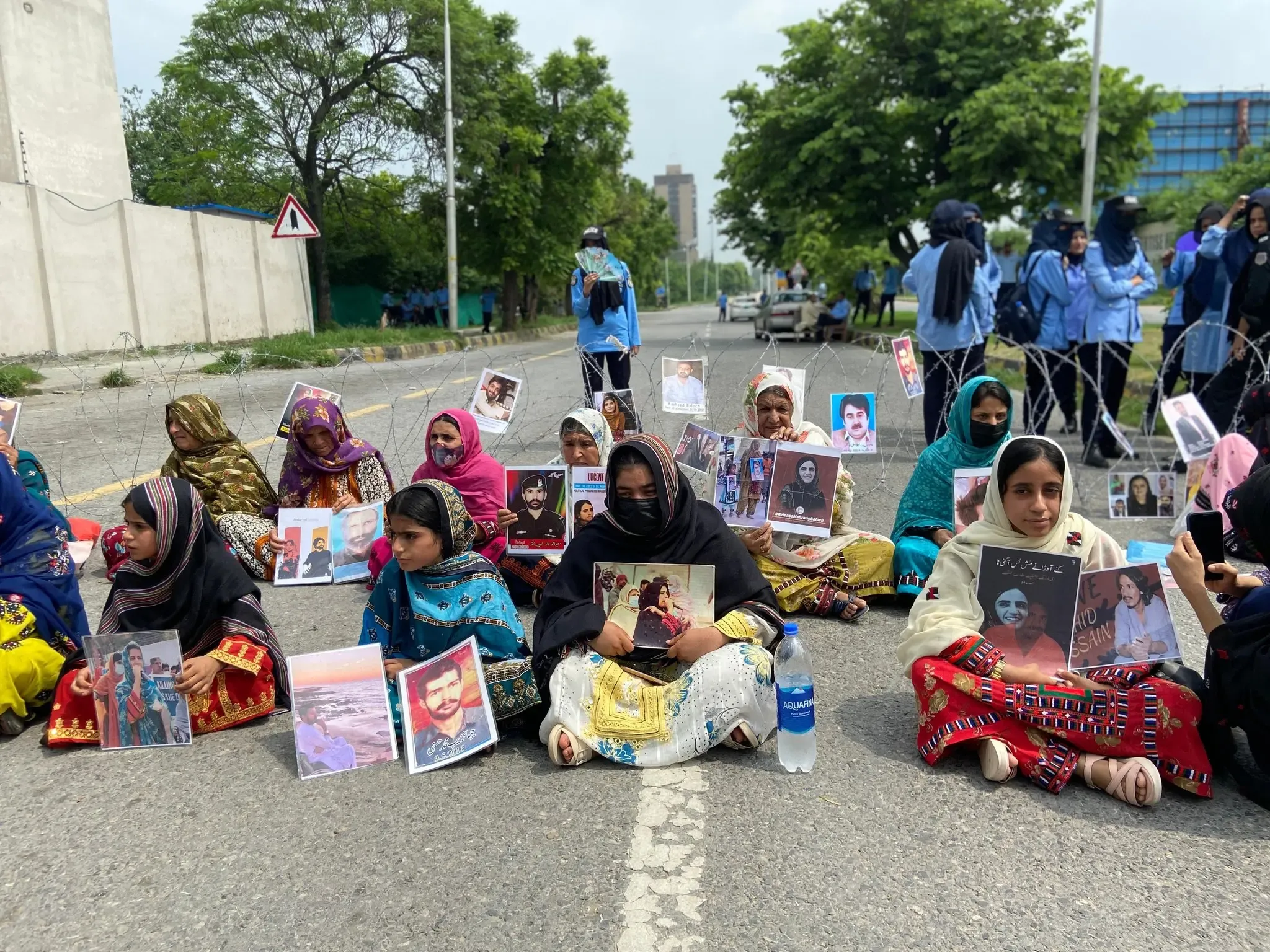 क्या पाकिस्तान बलूचों को 'आतंकवाद' के आरोपी रिश्तेदारों से दूर रहने की ताकीद कर रहा है?