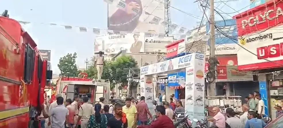 पटना के चांदनी बाज़ार में बिजली गोदाम में भीषण आग, त्योहारी सामान खाक