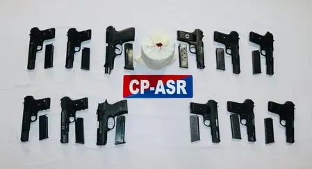 पंजाब पुलिस में सीमा पार तस्करी के आरोप में पांच लोगों को पकड़ा, हेरोइन और हथियार बरामद