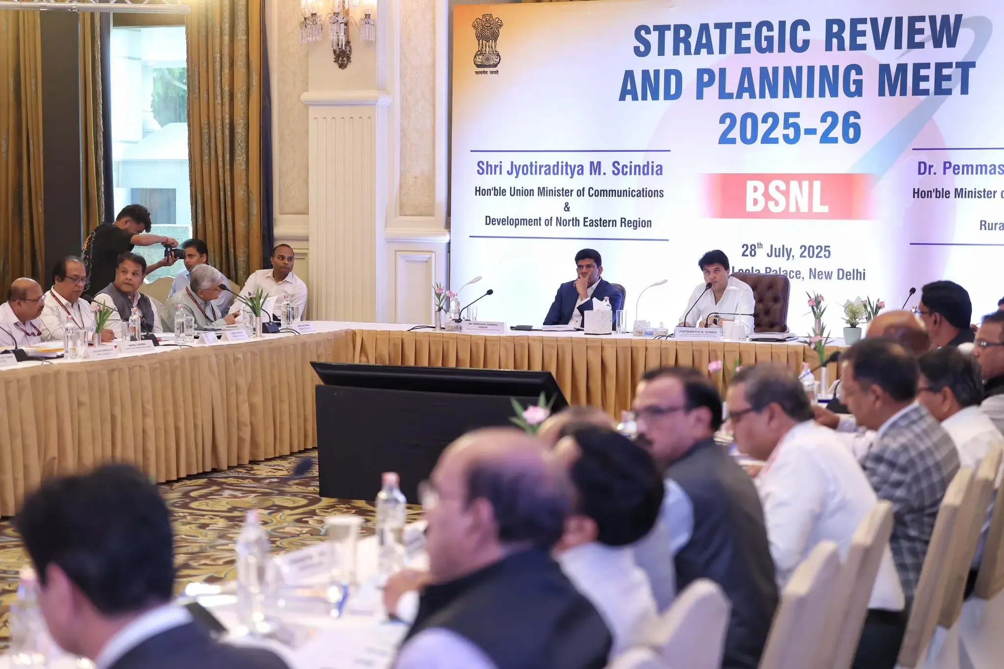 क्या बीएसएनएल की रिव्यू मीटिंग में सेवा की गुणवत्ता और ग्राहक अनुभव पर जोर दिया गया?