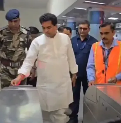 PM मोदी की ईंधन बचत अपील पर अमल, दिल्ली मंत्री कपिल मिश्रा ने मेट्रो से की यात्रा