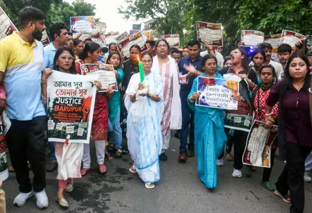 ममता बनर्जी का बारुईपुर कांड के विरोध में कैंडल मार्च, कालीघाट के बाहर बैरिकेड तोड़े