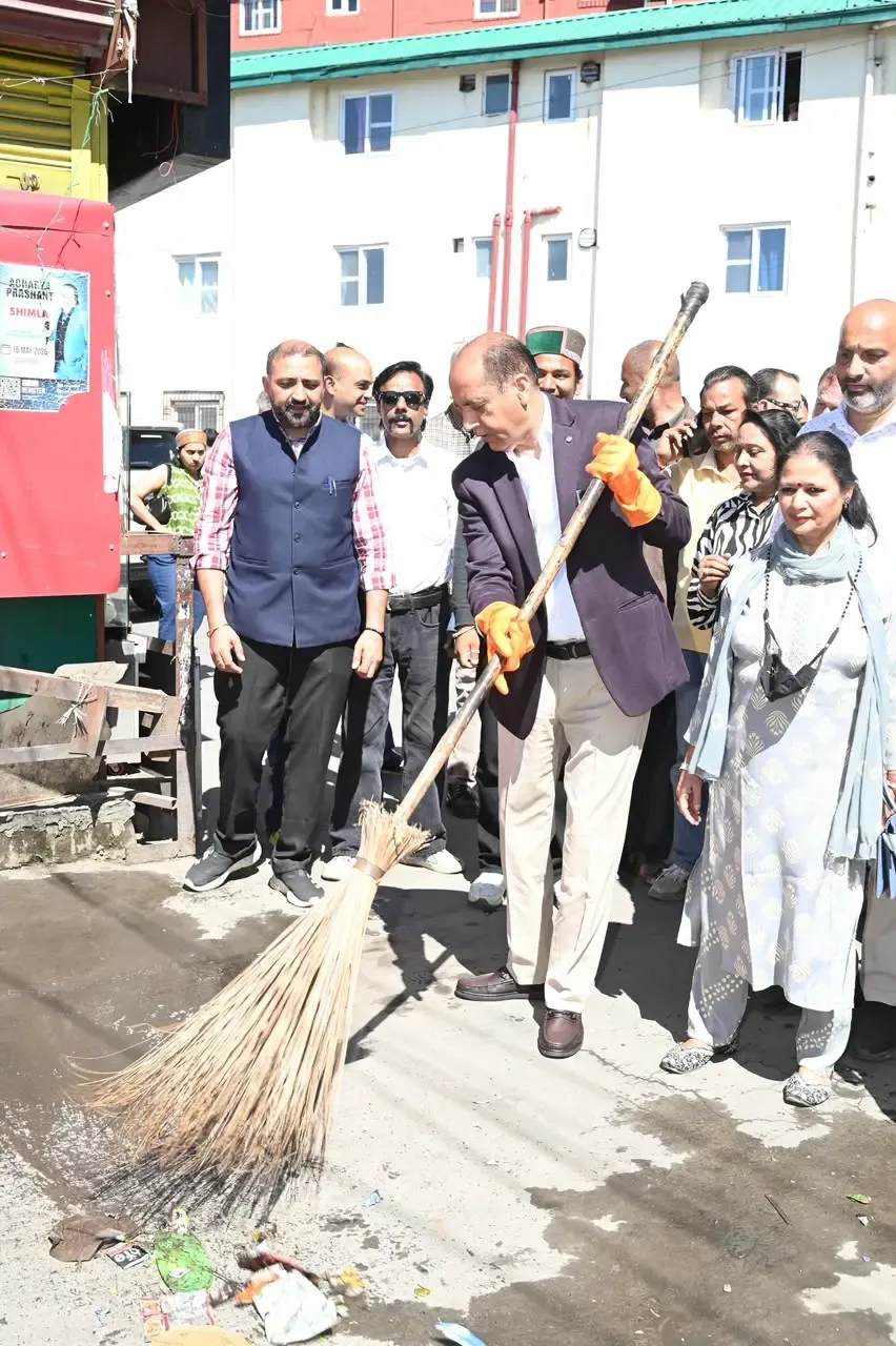 जय राम ठाकुर ने शिमला रिज पर गांधी और शास्त्री को पुष्पांजलि अर्पित की, सुक्खू सरकार पर साधा निशाना