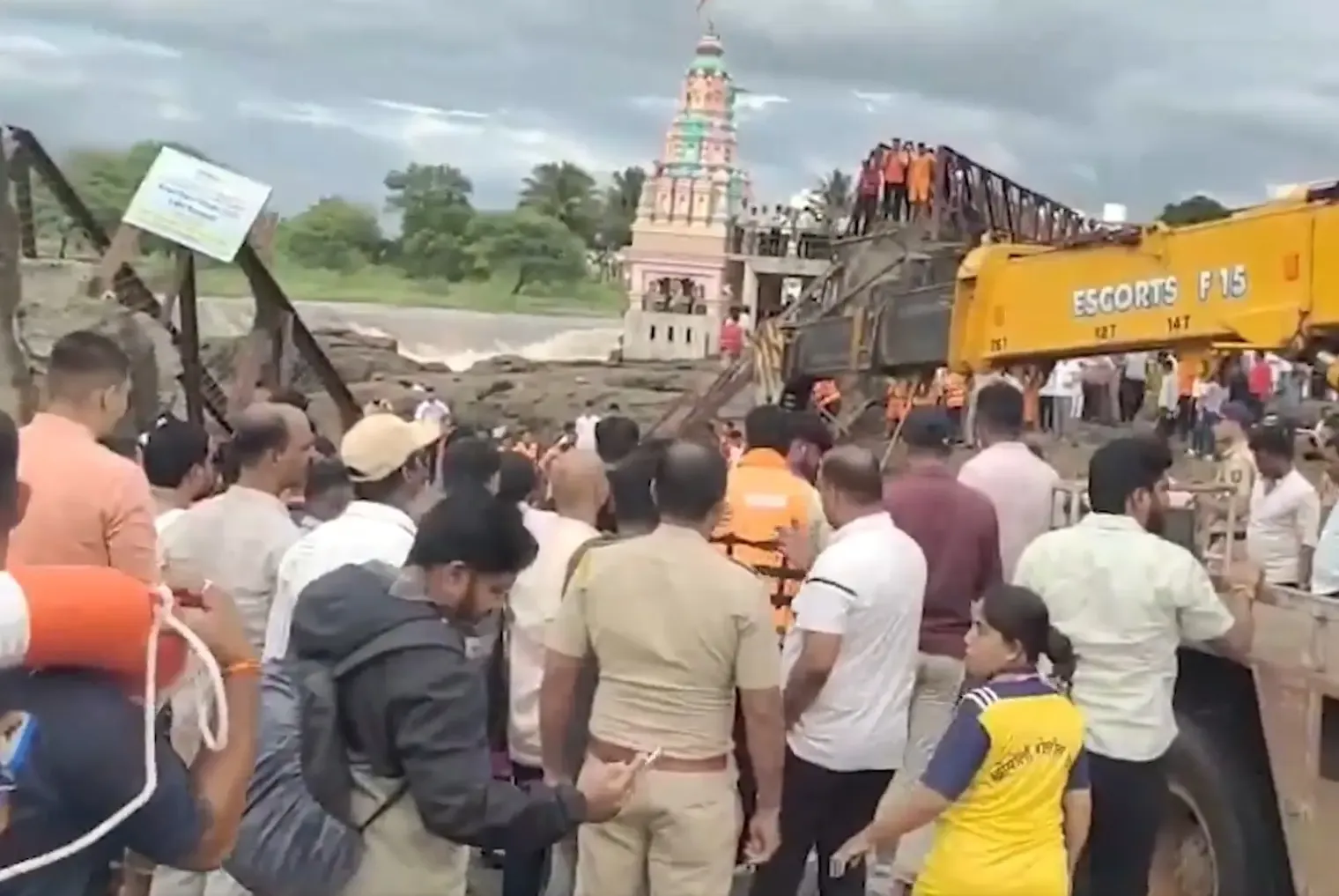 क्या पुणे में पुल ढहने से चार लोग डूब गए? लापता व्यक्तियों की खोज के लिए बचाव अभियान जारी है