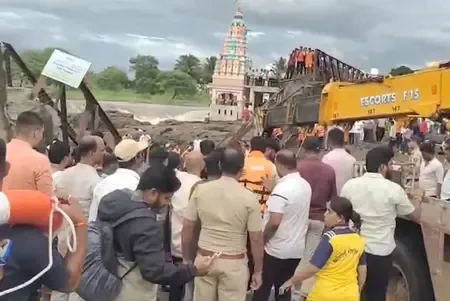 पुणे में पुल ढहने से चार लोग डूबे, लापता लोगों की तलाश के लिए बचाव अभियान जारी (लीड-1)