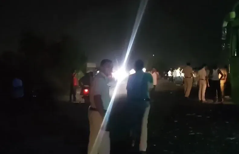 परभणी में बाइक-बस टक्कर: चार युवकों की मौत, परभणी-पाथरी मार्ग पर हादसा