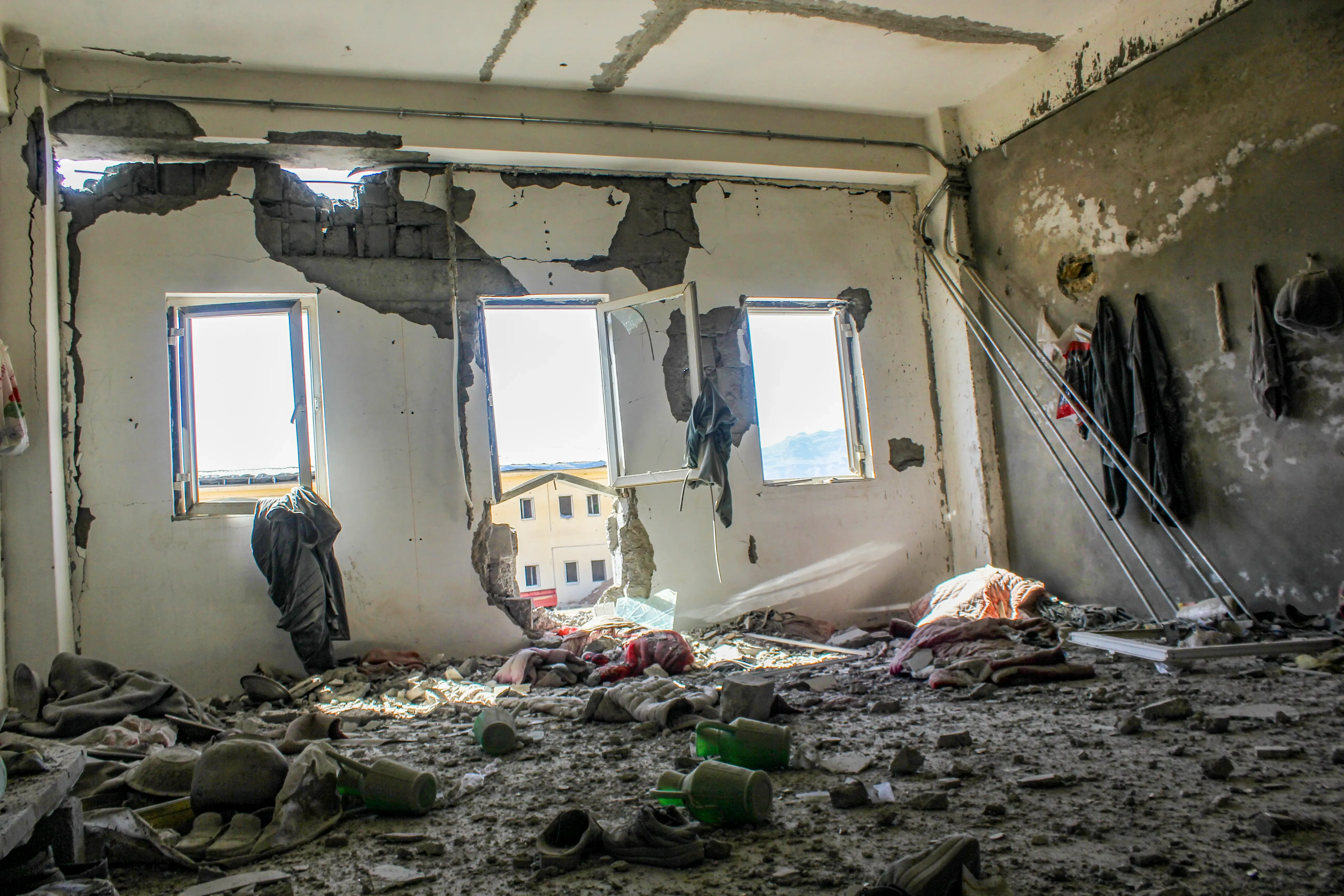 पाकिस्तानी हमलों से अफगानिस्तान के कुनार में तबाही, सैकड़ों परिवार बेघर