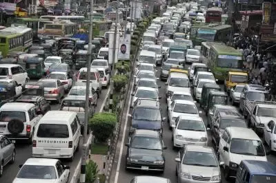 बांग्लादेश के पेट्रोल पंपों पर भीड़, सामान्‍य से ज्‍यादा खरीदारी से ईंधन आपूर्ति बाधित