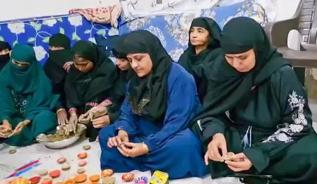 क्या वाराणसी की मुस्लिम महिलाएं देव दीपावली के लिए गाय के गोबर से दीपक बना रही हैं?