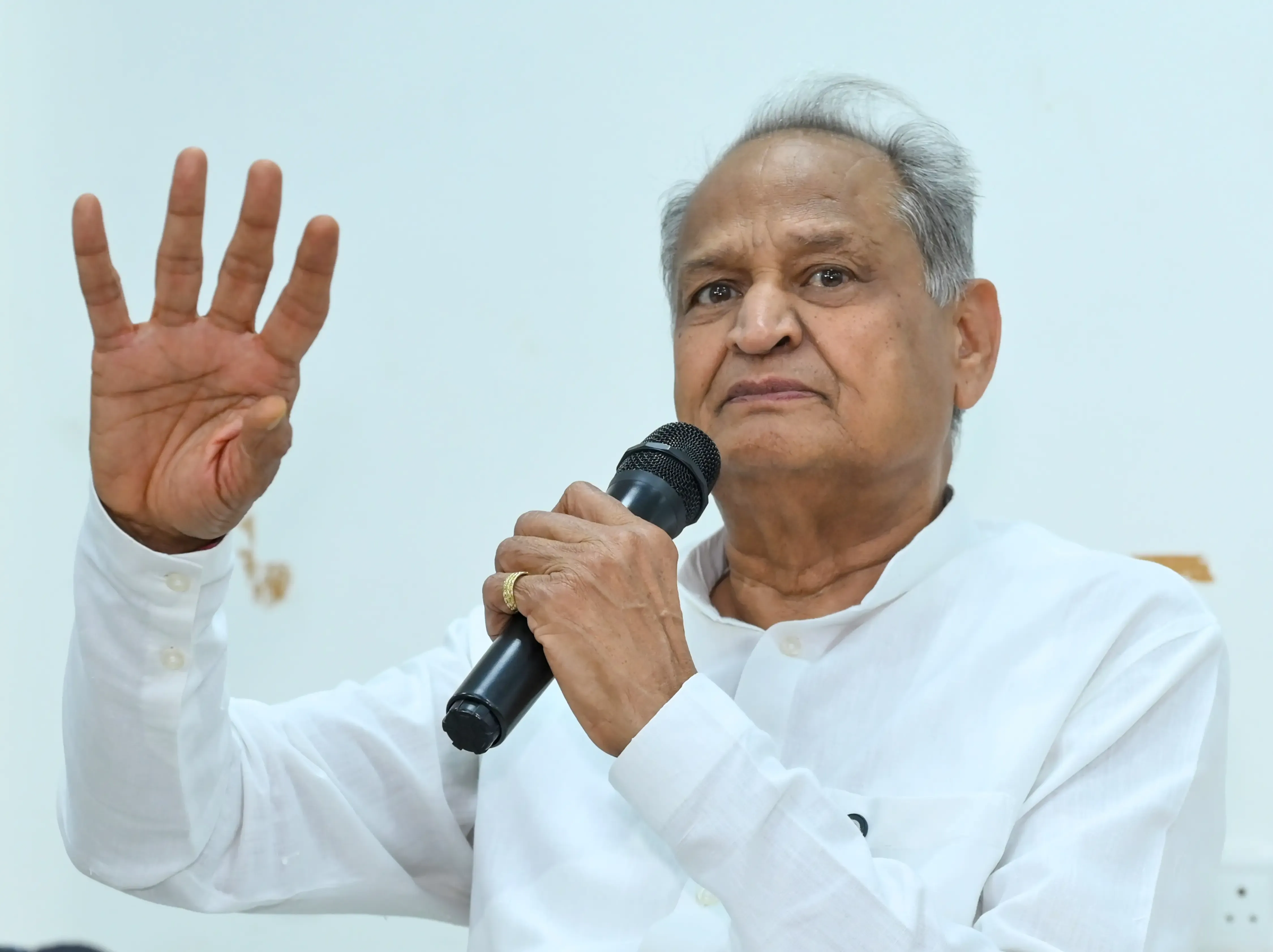 राजस्थान में न्यूनतम मजदूरी पर गहलोत का CM भजन लाल को पत्र, ₹12,000-15,000 तक बढ़ाने की माँग