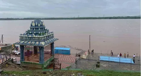 तेलंगाना: गोदावरी नदी खतरे के दूसरे निशान पर, भद्राचलम में अलर्ट, 38 लोगों को बाढ़ से बचाया गया