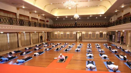 महाराष्ट्र के राज्यपाल जिष्णुदेव वर्मा ने कोस्ट गार्ड के अधिकारियों के साथ किया योग 