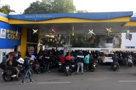क्या वैश्विक अनिश्चितता के माहौल में सरकारी इनिशिएटिव्स से तेल कंपनियों को मिलेगी मदद?