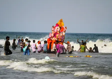 अहमदाबाद गणेश विसर्जन 2026: 290 फायरकर्मी और 38 क्रेन तैनात, AMC ने की पूरी तैयारी