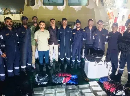 मुंद्रा तट पर ICG-गुजरात ATS का संयुक्त ऑपरेशन: ₹1,150 करोड़ की 115 किलो कोकीन जब्त