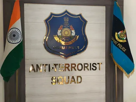 राजकोट एयरपोर्ट पर गुजरात एटीएस की बड़ी कार्रवाई: ₹5 करोड़ की 180 किलो चांदी जब्त, जीएसटी चोरी की आशंका