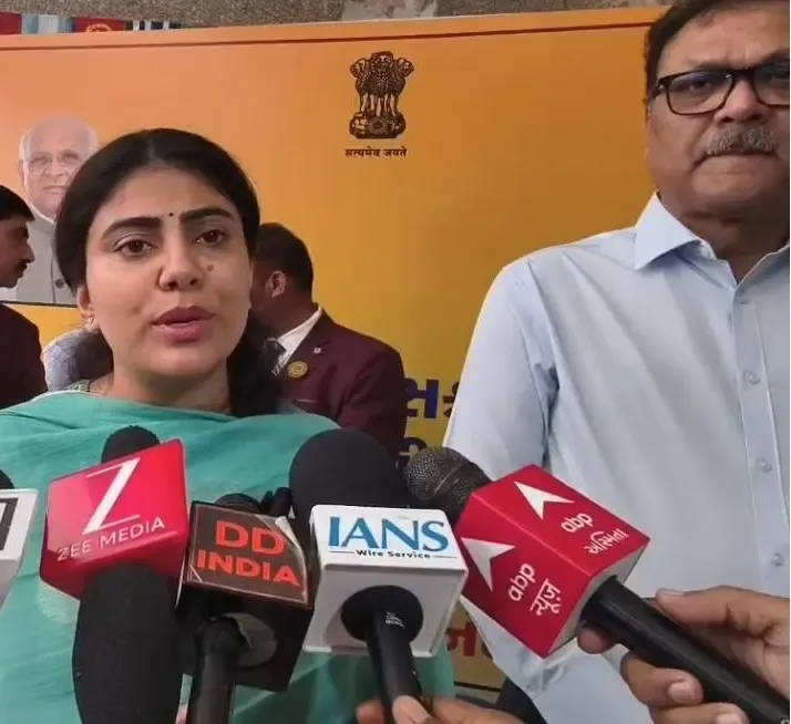 गुजरात में 10वीं और 12वीं की बोर्ड परीक्षाएं शुरू, मंत्री रिवाबा जडेजा ने छात्रों को किया प्रेरित