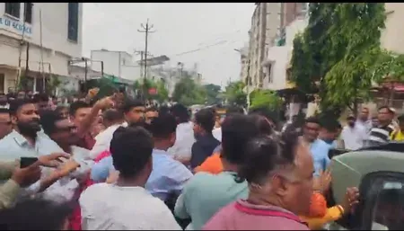 गुजरात उपचुनाव : मंजलपुर में भाजपा कार्यकर्ताओं से झड़प, कांग्रेस ने आचार संहिता उल्लंघन का लगाया आरोप 