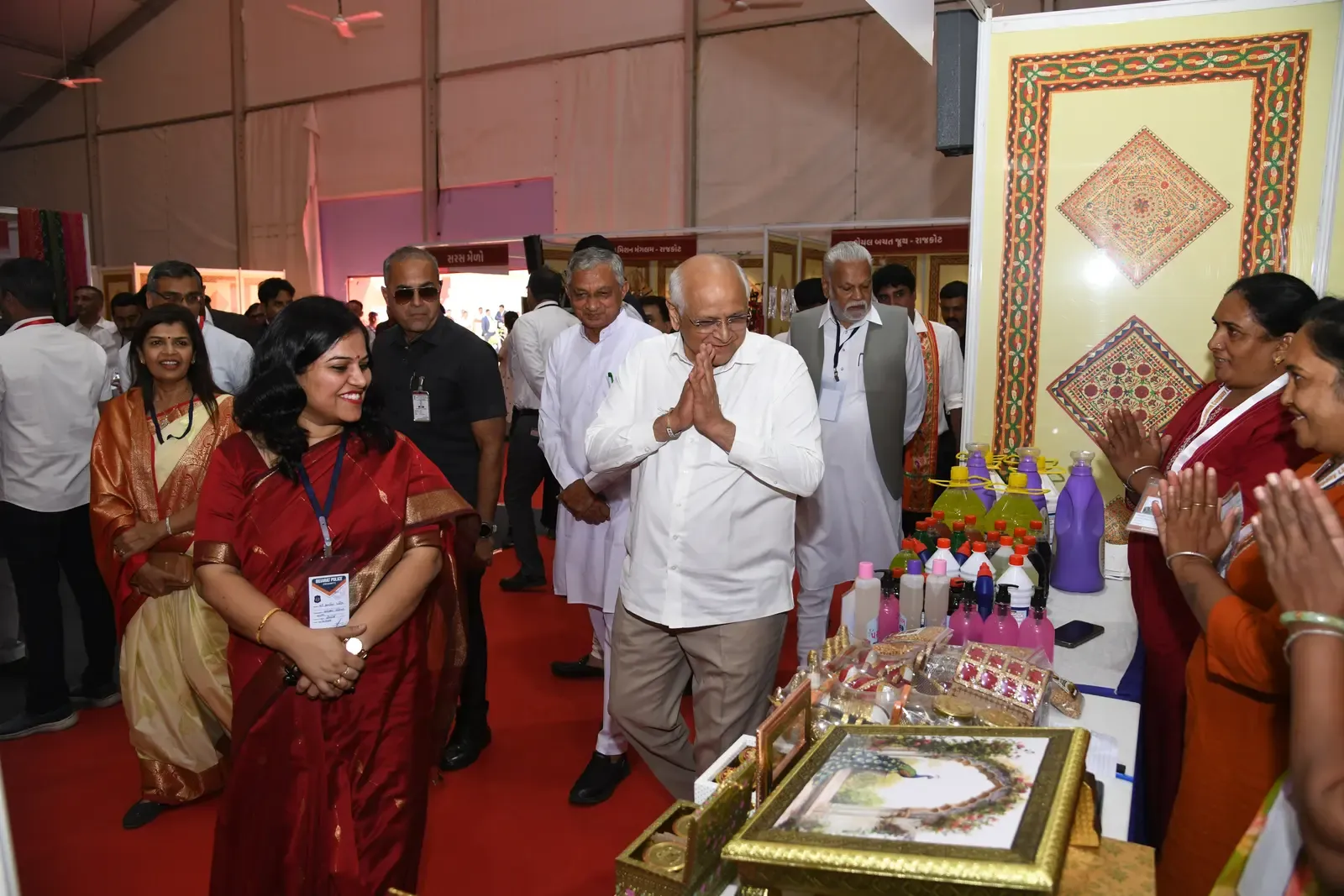गुजरात के 136 बस स्टैंडों पर ग्राम हाट शुरू, सखी मंडलों को मिलेगा व्यापक बाज़ार
