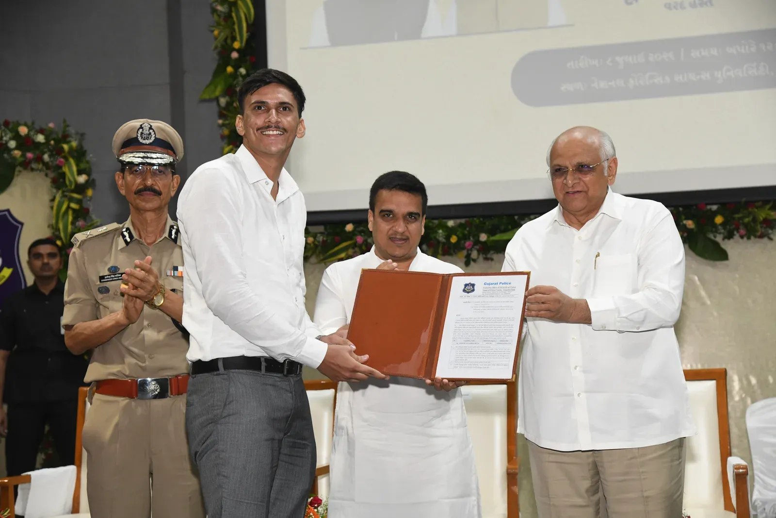 गुजरात CM भूपेंद्र पटेल ने 449 नवनियुक्त निहत्थे PSI को सौंपे नियुक्ति पत्र, गांधीनगर में हुआ समारोह