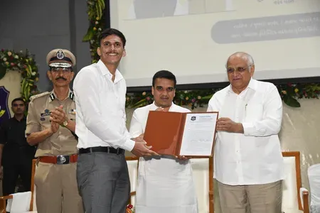 गुजरात CM भूपेंद्र पटेल ने 449 नवनियुक्त निहत्थे PSI को सौंपे नियुक्ति पत्र, गांधीनगर में भव्य समारोह