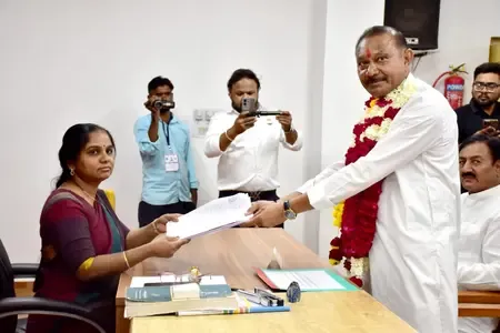 कांग्रेस के भृगुराज सिंह चौहान ने उमरेठ उपचुनाव में नामांकन किया