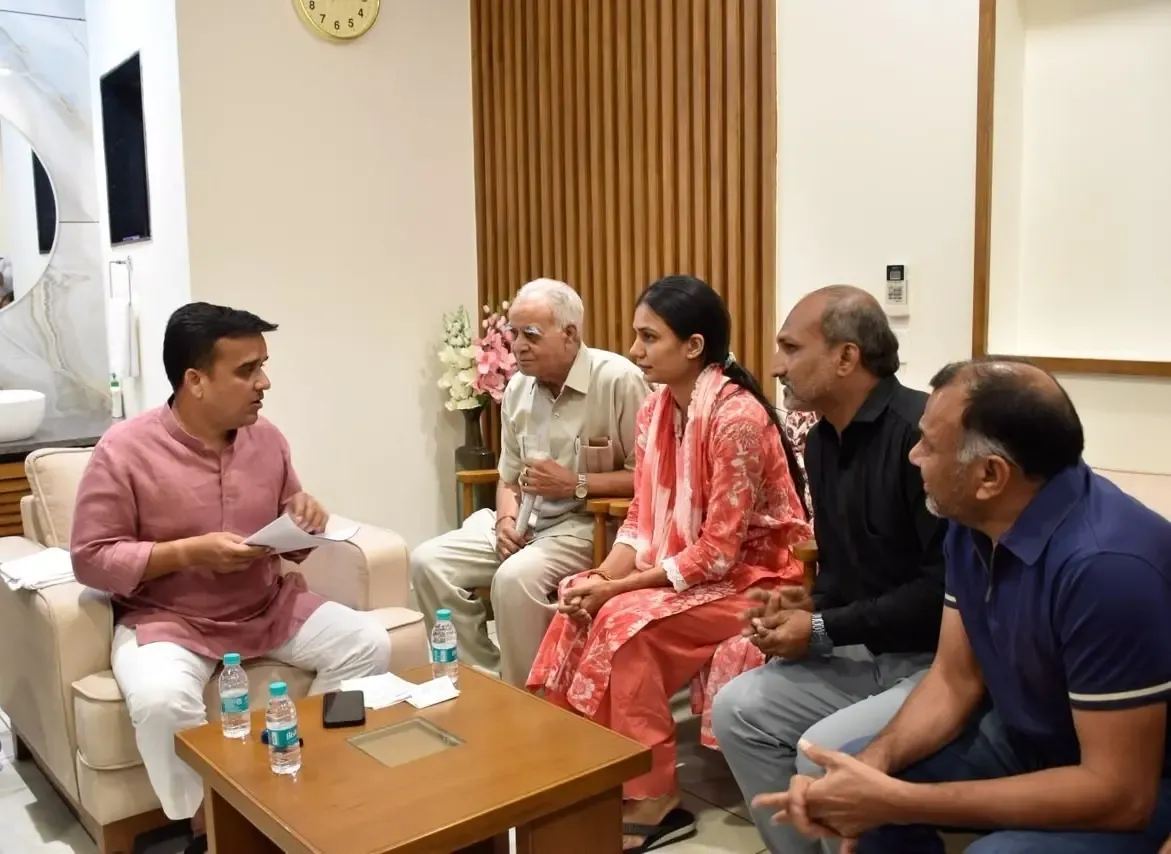 सूरत में हर्ष संघवी का 'जन संपर्क': नागरिकों की शिकायतें सुनीं, अधिकारियों को तत्काल समाधान के आदेश