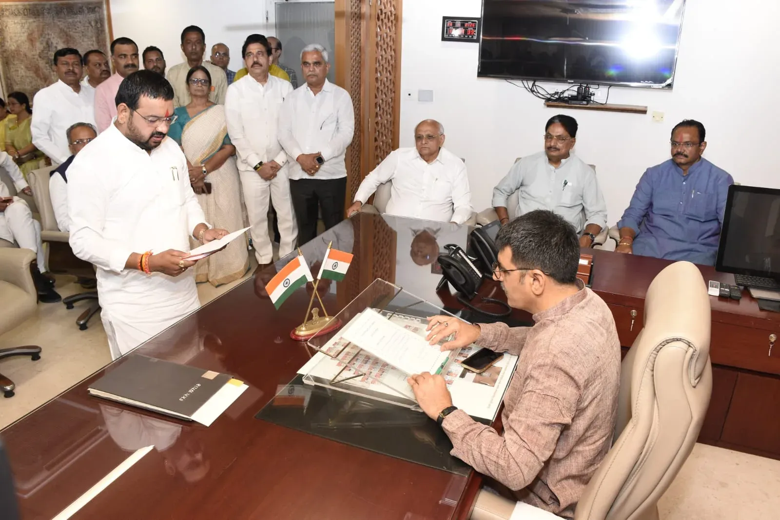 हर्षद परमार ने ली गुजरात विधायक पद की शपथ, उमरेठ उपचुनाव में 30,000+ वोटों से जीत