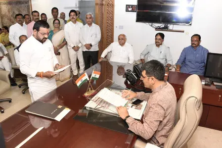 हर्षद परमार ने ली गुजरात विधायक पद की शपथ, उमरेठ उपचुनाव में 30,000+ वोटों से जीत