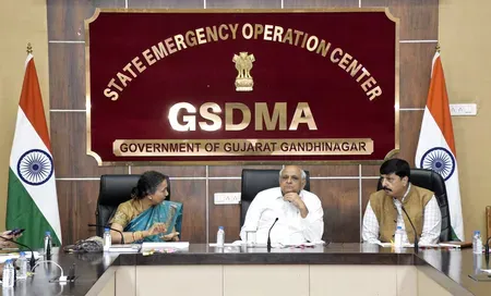 गुजरात में भारी बारिश, 42,000 से ज्यादा लोगों को सुरक्षित जगहों पर पहुंचाया गया, 308 मवेशियों की मौत