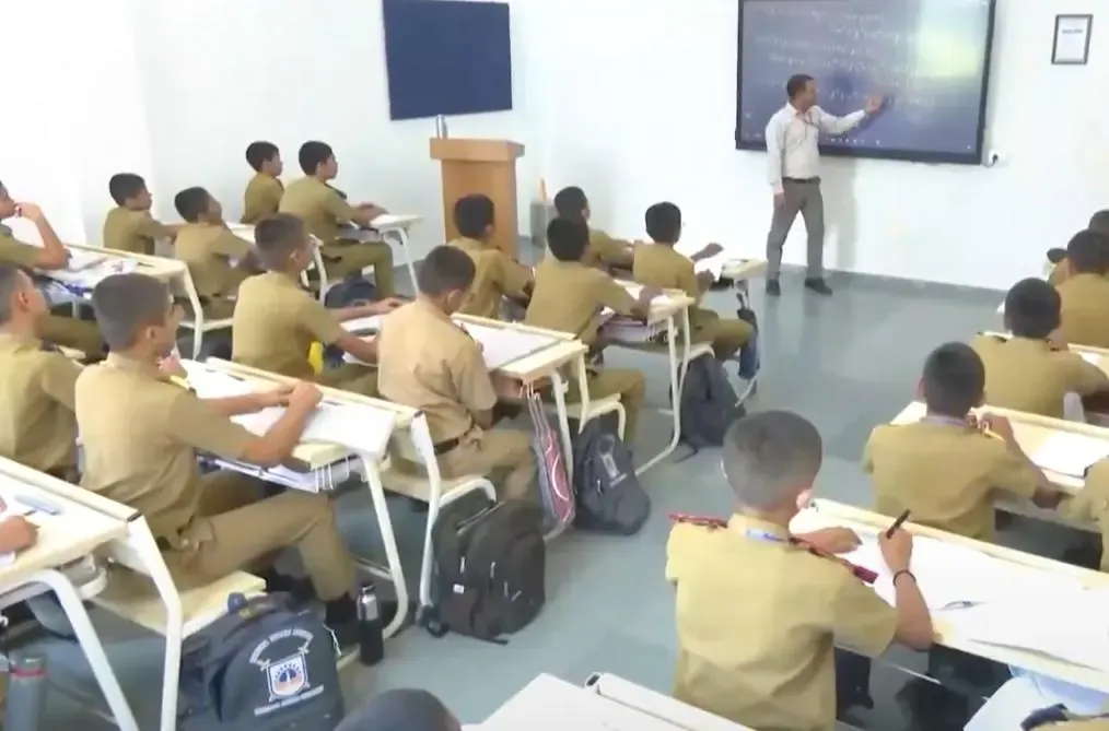 गुजरात का रक्षा शक्ति स्कूल: कक्षा 6 से ही CAPF और पुलिस करियर की तैयारी, गांधीनगर में अनूठा मॉडल