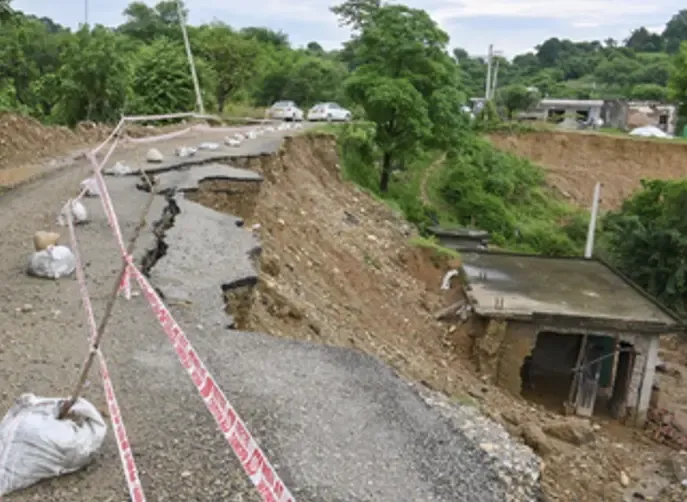 गुवाहाटी में अत्यधिक बारिश के बाद जलभराव: मुख्य सचिव ने दी 24 घंटे काम करने की निर्देश